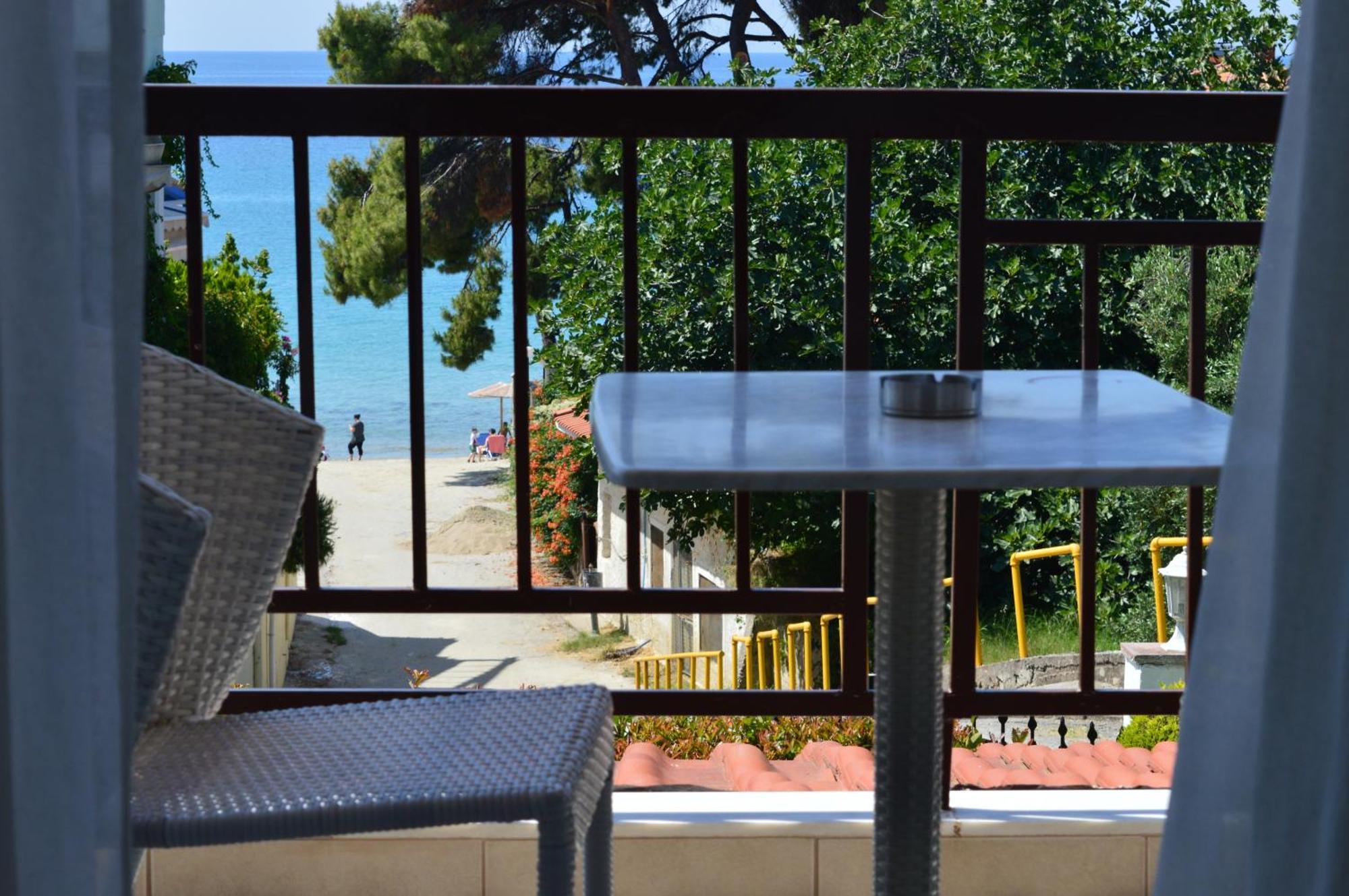 Leonidas Apartments And Suites Mola Kalyva Extérieur photo